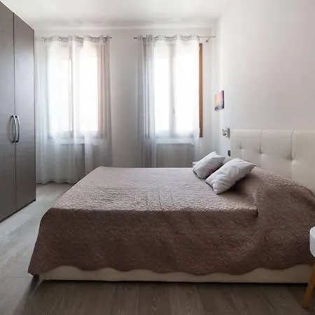 Appartement Celestia Terrace With Canal View Venetië